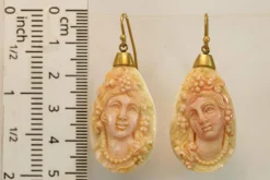 Boucles d'oreilles en or avec camées de corail antiques