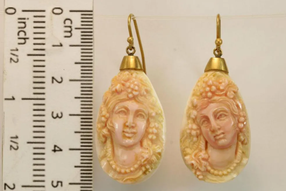 Boucles d'oreilles en or avec camées de corail antiques