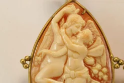 Boucles d'oreilles en or avec camées antiques