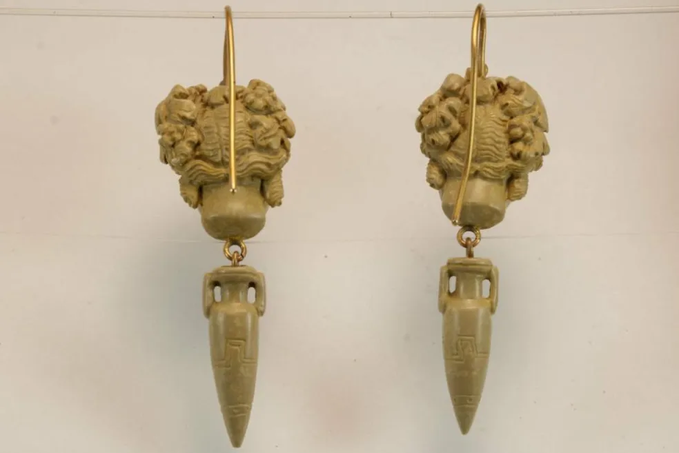 Boucles d'oreilles en or avec camées de lave antiques