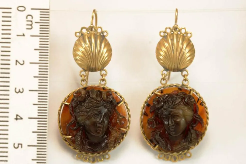 Boucles d'oreilles en or avec camées en écaille de tortue antiques