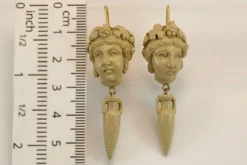 Boucles d'oreilles en or avec camées de lave antiques
