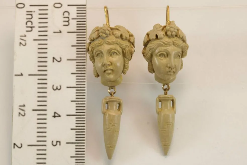 Boucles d'oreilles en or avec camées de lave antiques