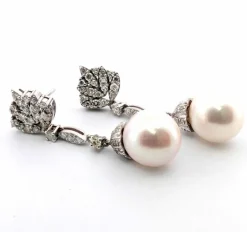 Boucles d'oreilles en or blanc avec perles et diamants