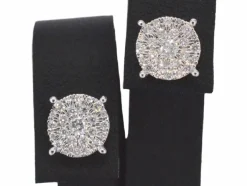 Boucles d'oreilles en or blanc avec un diamant taille brillant