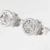 Boucles d'oreilles en or blanc avec un diamant taille brillant