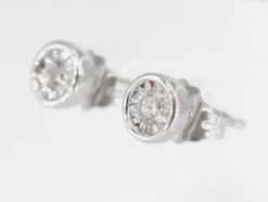 Boucles d'oreilles en or blanc avec un diamant taille brillant