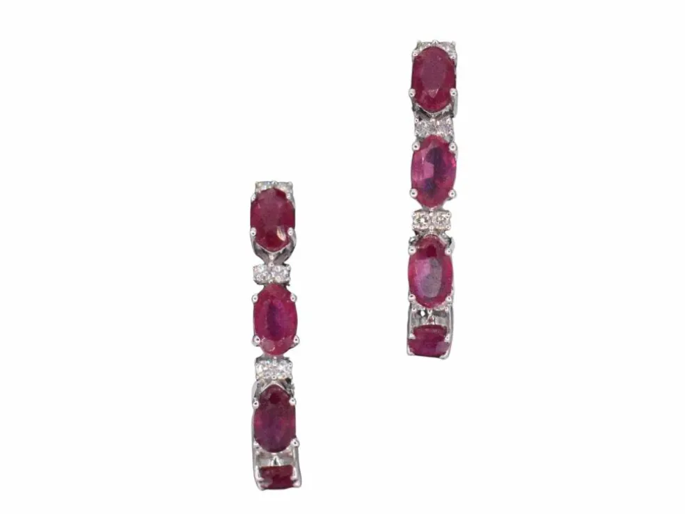 Boucles d'oreilles en or blanc avec diamants et rubis