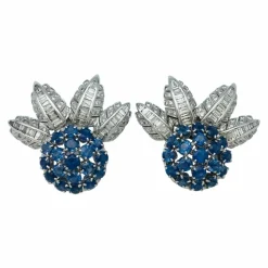 Boucles d'oreilles en or blanc, saphirs et diamants.
