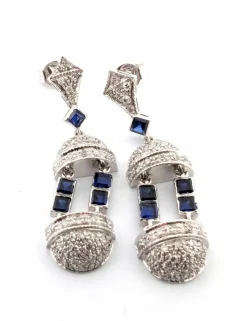 Boucles d'oreilles en or blanc avec saphirs taille carrée et diamants