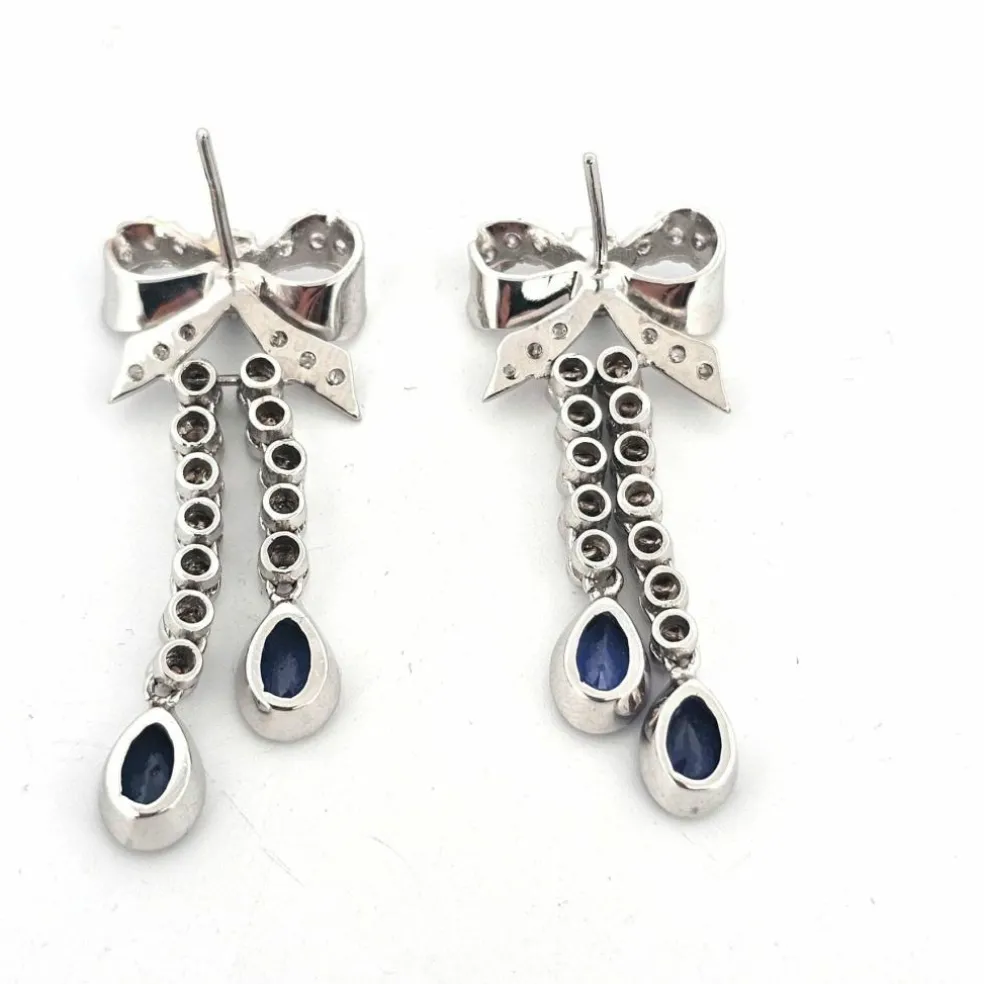 Boucles d'oreilles en or blanc avec saphirs et diamants