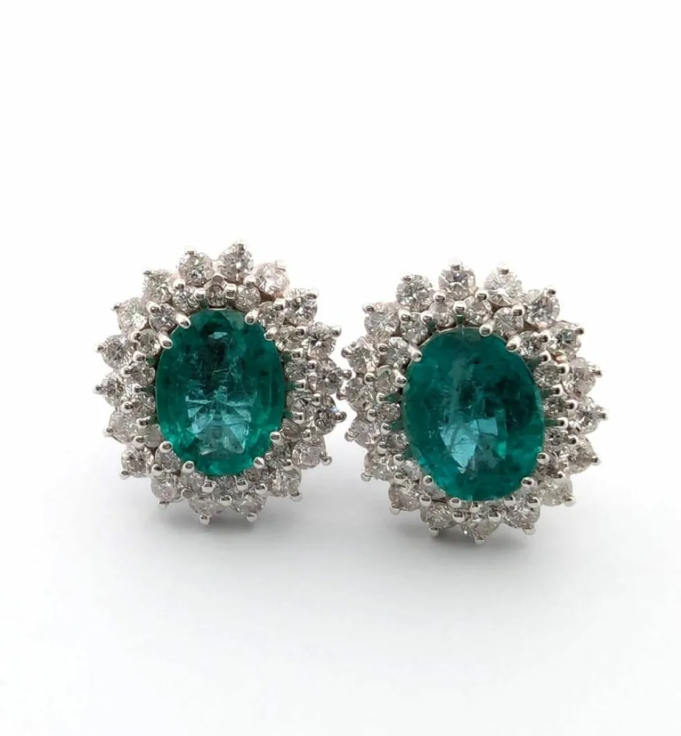 Boucles d'oreilles en or blanc avec émeraudes et diamants