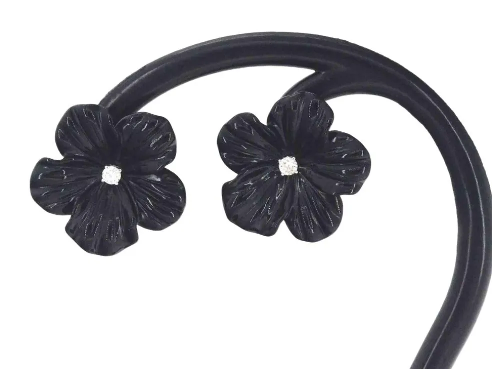 Boucles d'oreilles en or blanc 0,18 carat avec fleur précieuse noire et gros diamants
