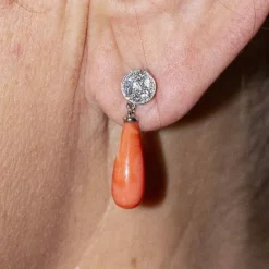 Boucles d'oreilles en Or Blanc et Corail.