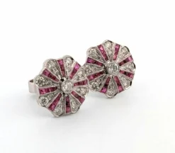 Boucles d'oreilles en or blanc avec rubis et diamants