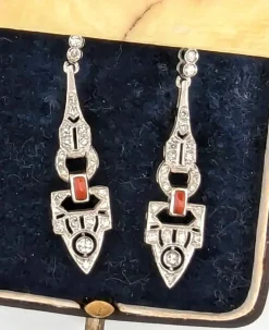 Boucles d'oreilles en or blanc avec diamants et corail