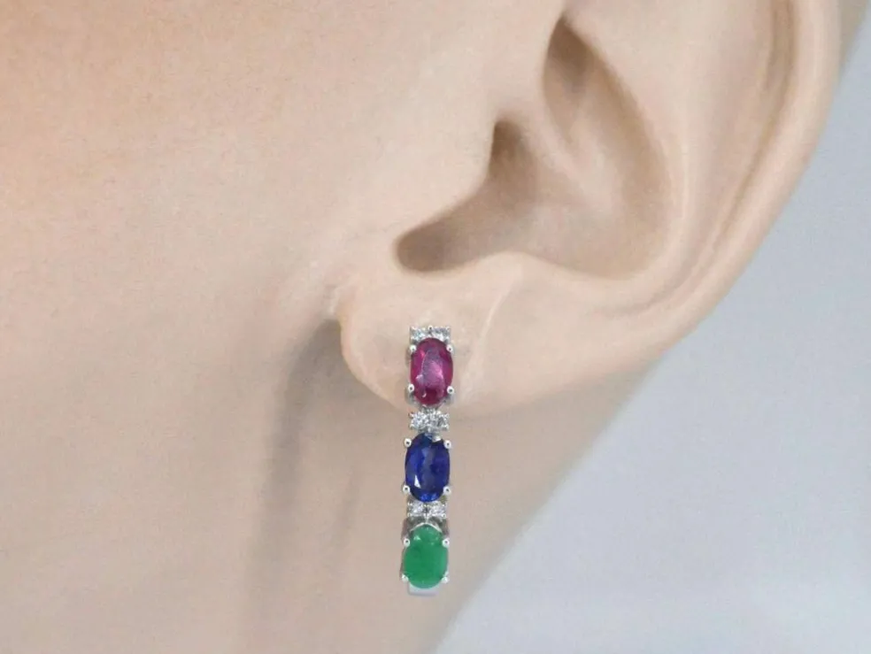 Boucles d'oreilles en or blanc avec pierres précieuses multicolores et diamants