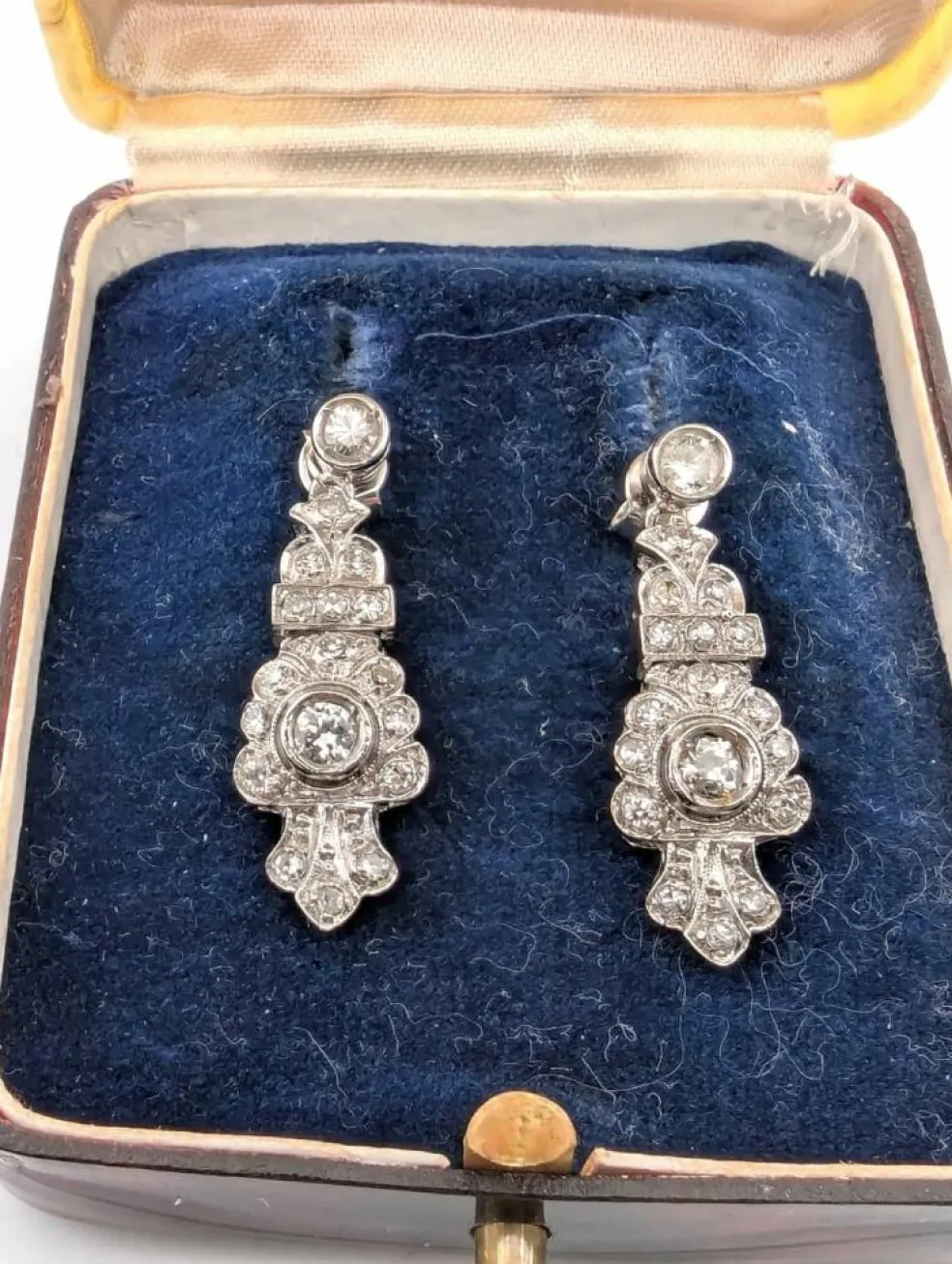 Boucles d'oreilles en or blanc avec diamants