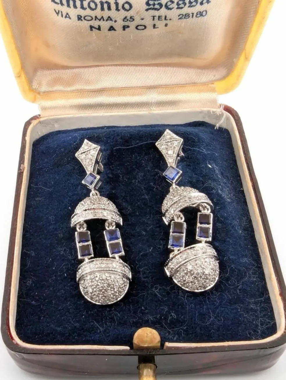 Boucles d'oreilles en or blanc avec saphirs taille carrée et diamants