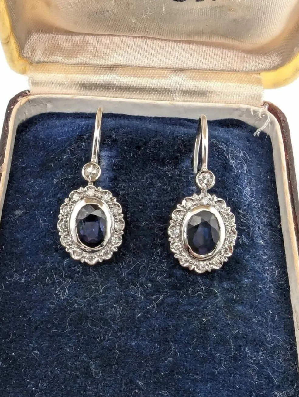 Boucles d'oreilles en or blanc avec saphirs et diamants