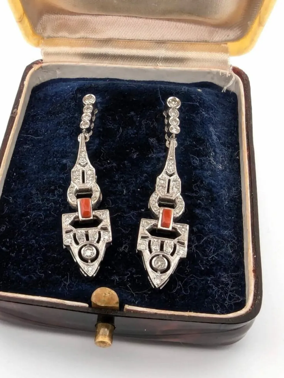 Boucles d'oreilles en or blanc avec diamants et corail