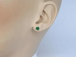 Boucles d'oreilles en or blanc avec émeraude