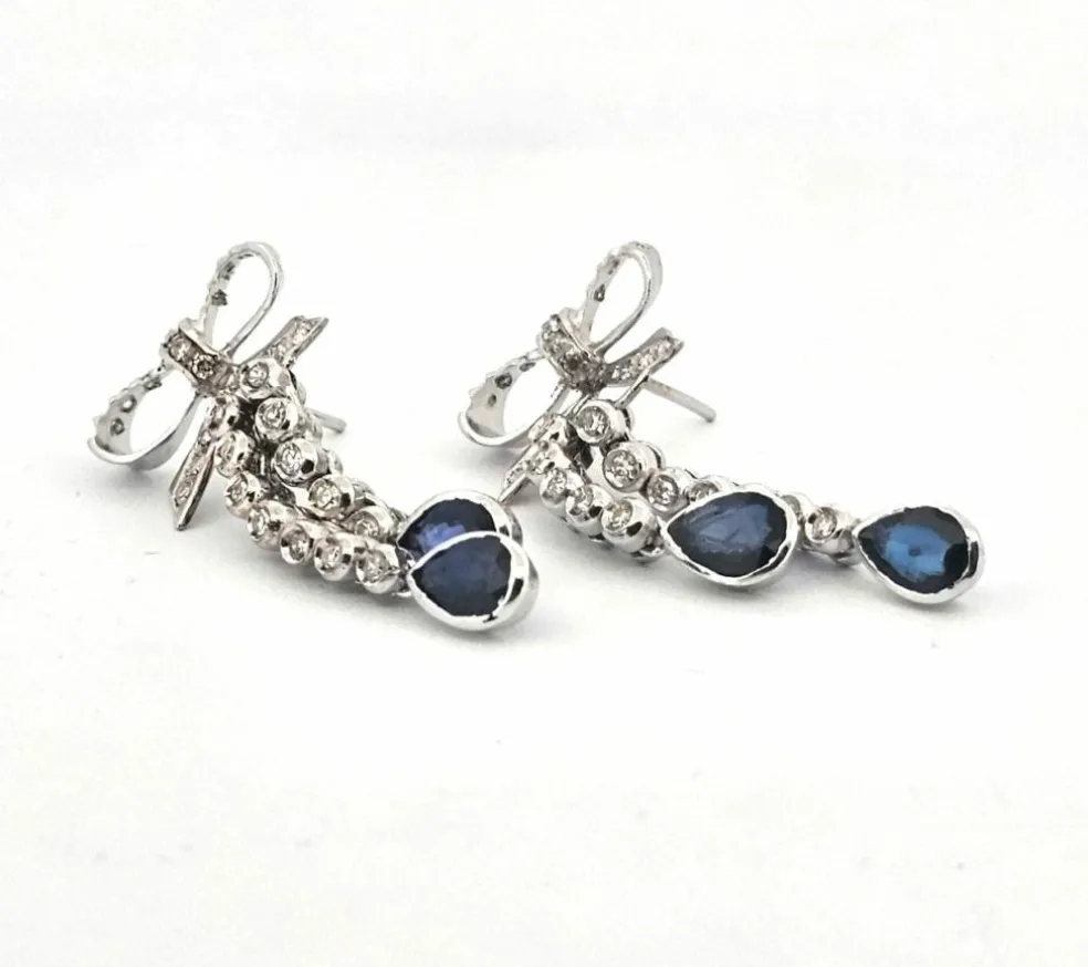 Boucles d'oreilles en or blanc avec saphirs et diamants