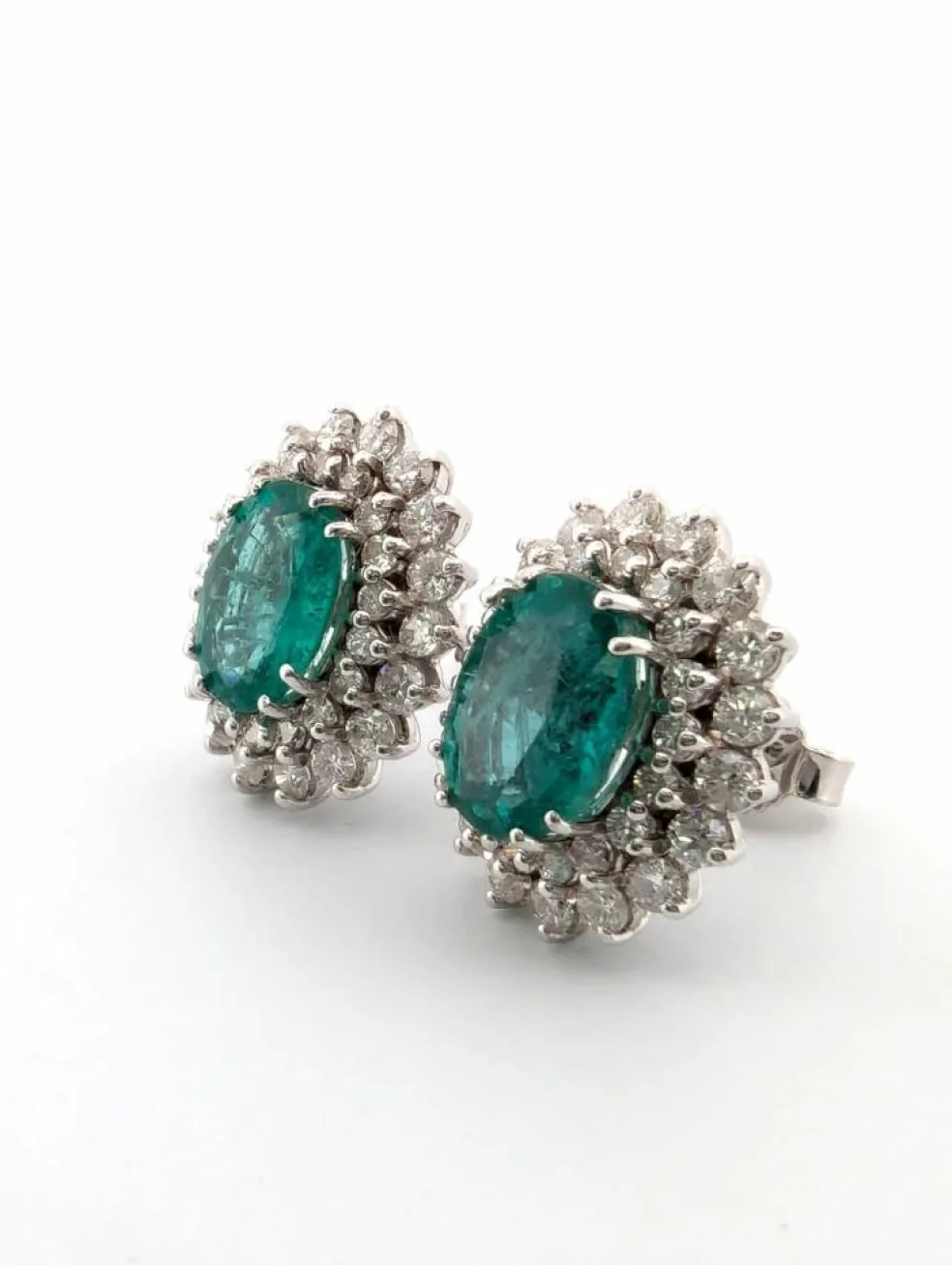 Boucles d'oreilles en or blanc avec émeraudes et diamants