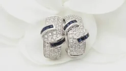Boucles d'oreilles en or blanc, saphirs et diamants