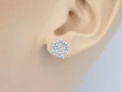 Boucles d'oreilles en or blanc avec un diamant taille brillant