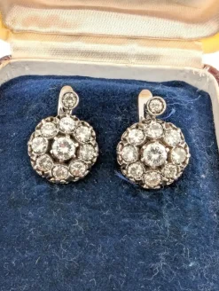 Boucles d'oreilles en or blanc avec diamants