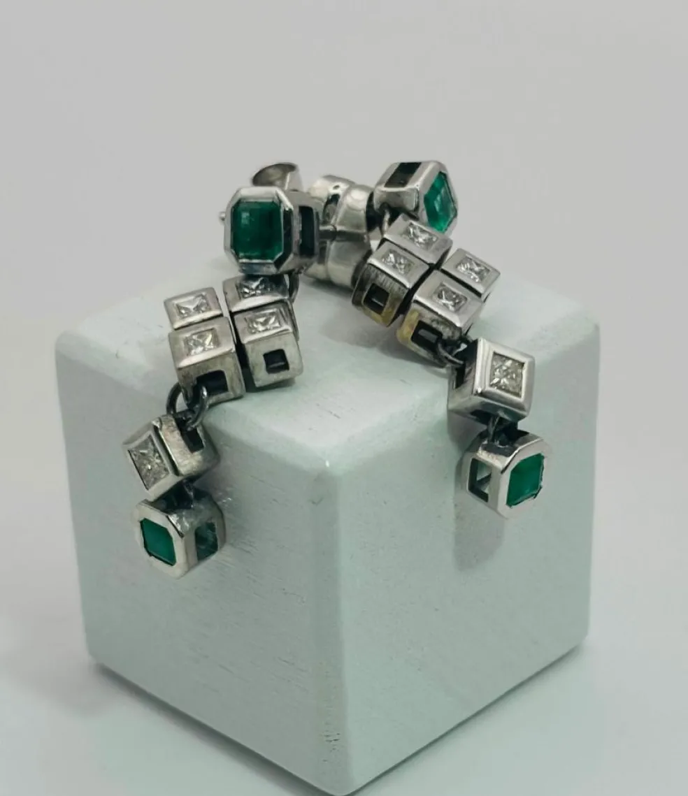 Boucles d'oreilles en or blanc avec diamants et émeraude