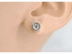 Boucles d'oreilles en or blanc avec un diamant taille brillant