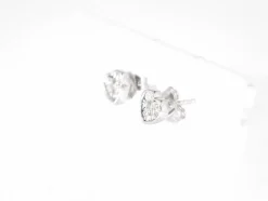 Boucles d'oreilles en or blanc avec un diamant taille brillant en forme de coeur