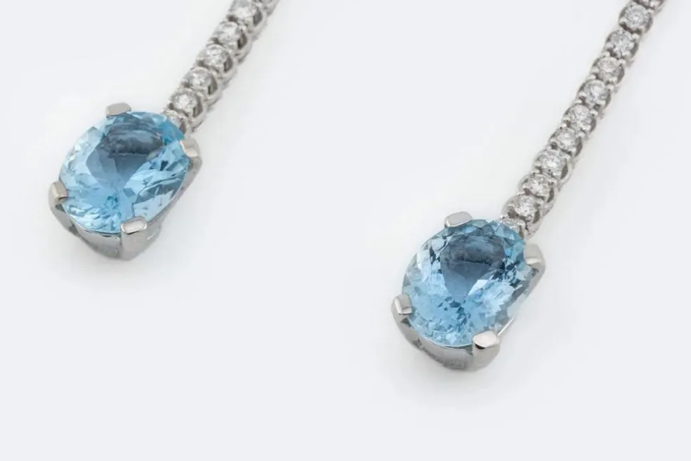 Boucles d'oreilles en or blanc avec diamants et aigue-marine