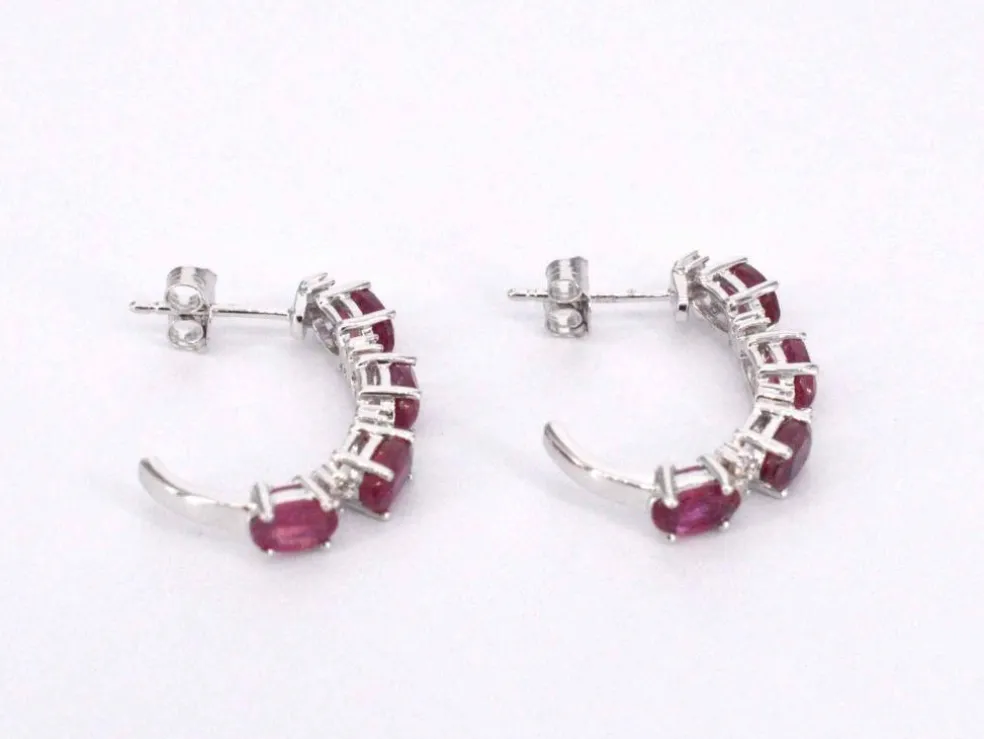 Boucles d'oreilles en or blanc avec diamants et rubis