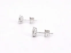 Boucles d'oreilles en or blanc avec diamants taille brillant