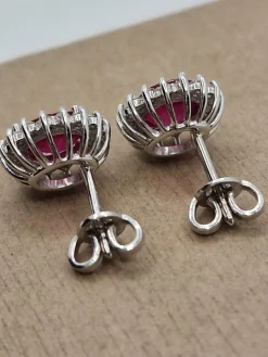 Boucles d'oreilles en or blanc, rubis ovales naturels et diamants
