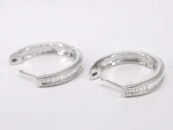 Boucles d'oreilles en or blanc avec diamants taille baguette