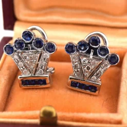Boucles d'oreilles en or blanc avec diamants et saphirs