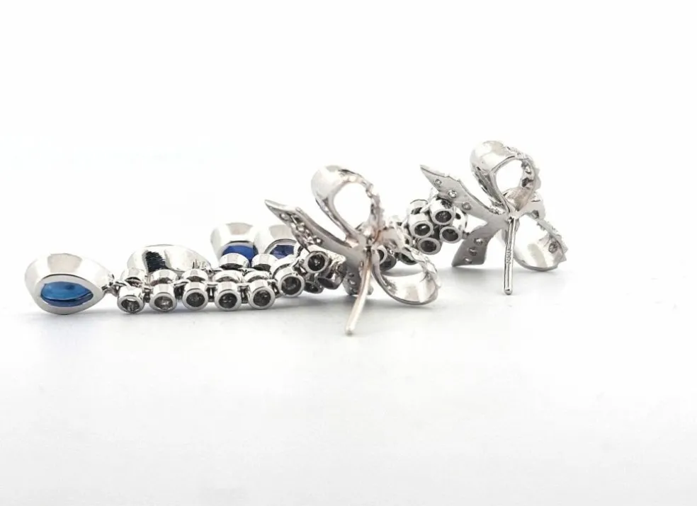 Boucles d'oreilles en or blanc avec saphirs et diamants