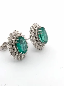 Boucles d'oreilles en or blanc avec émeraudes et diamants