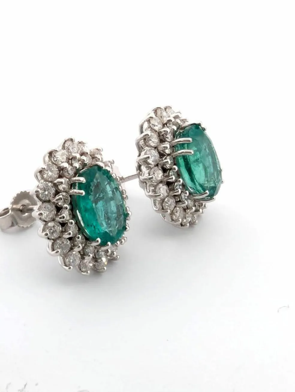 Boucles d'oreilles en or blanc avec émeraudes et diamants