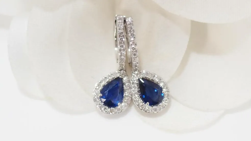 Boucles d'oreilles en or blanc, saphirs de Ceylan et diamants