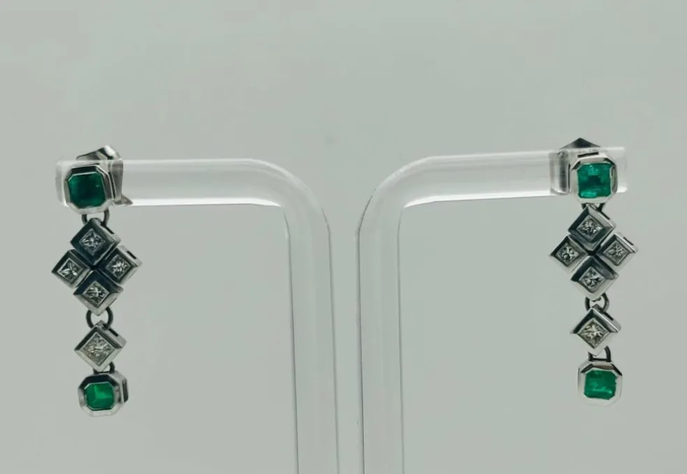 Boucles d'oreilles en or blanc avec diamants et émeraude