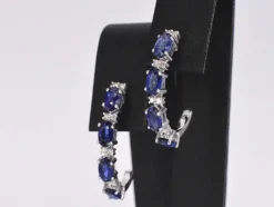Boucles d'oreilles en or blanc serties de saphirs