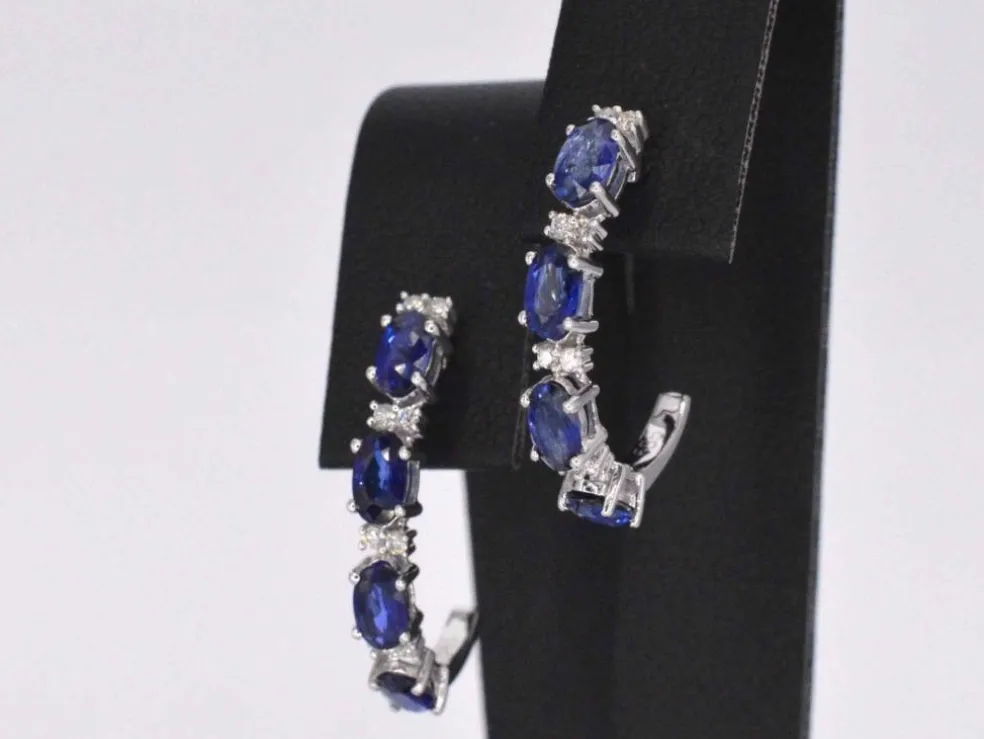Boucles d'oreilles en or blanc serties de saphirs