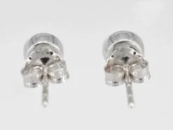 Boucles d'oreilles en or blanc avec un diamant taille brillant