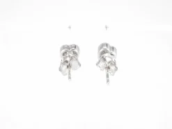 Boucles d'oreilles en or blanc avec un diamant taille brillant en forme de coeur