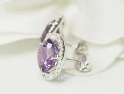 Boucles d'oreilles en or blanc, améthystes rondes et diamants